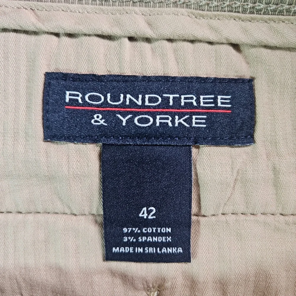 NWOT Roundtree & Yorke Casuals Shorts Men 42 x 9 Stretch Cell Phone Pocket Khaki